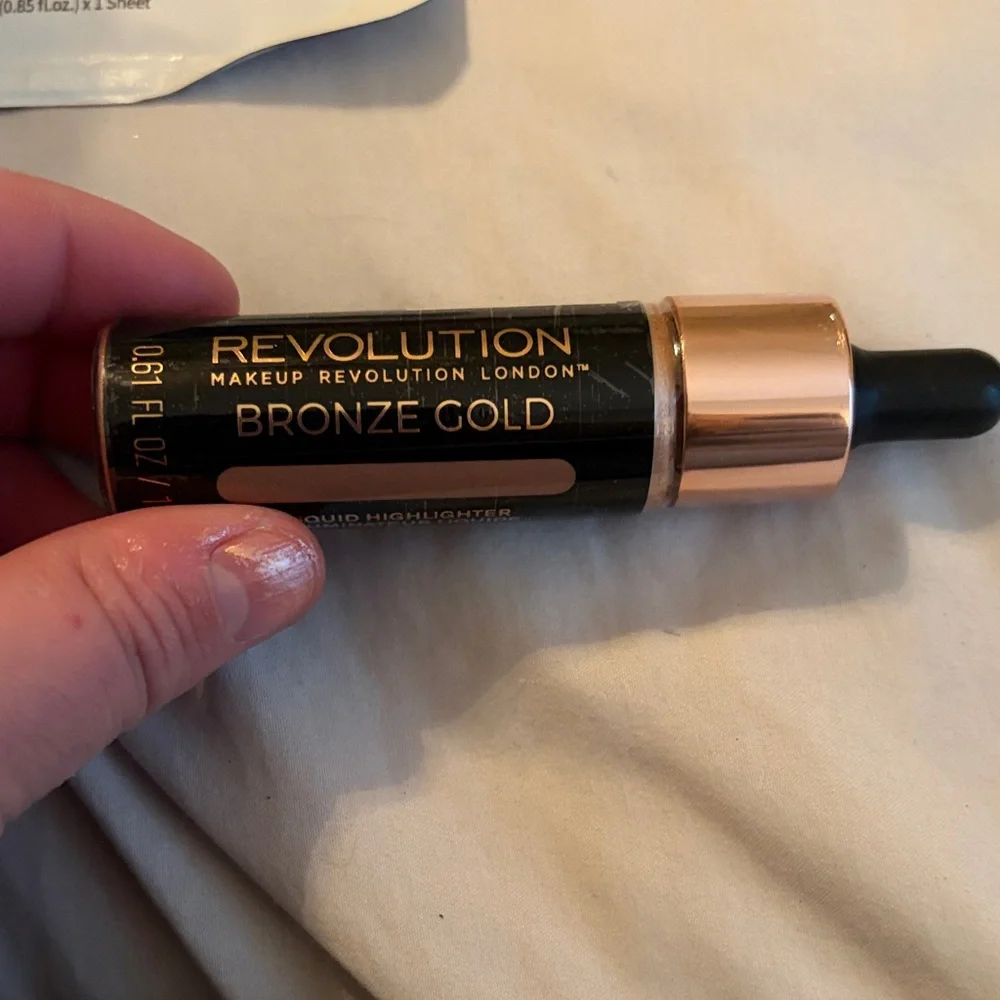 Revolution Bronze‎ Gold Liquid Contour